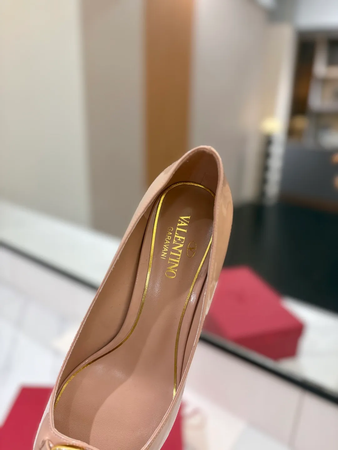 💕💕Factory direct selling price p520💕💕 VALENTINO’s hottest new high-heeled shoes, latest logo buckle, perfect combination with sexy pointed toe❤️‍🔥❤️‍🔥❤️‍🔥❤️‍🔥It is simply the pinnacle of summer fashion💖💖💖💖original replica Upper: patent leather, subleather Outsole: Italian leather outsole Heel height: 6.5cm Size: 35-39 (40 41 42 customized, non-refundable and non-exchangeable)
